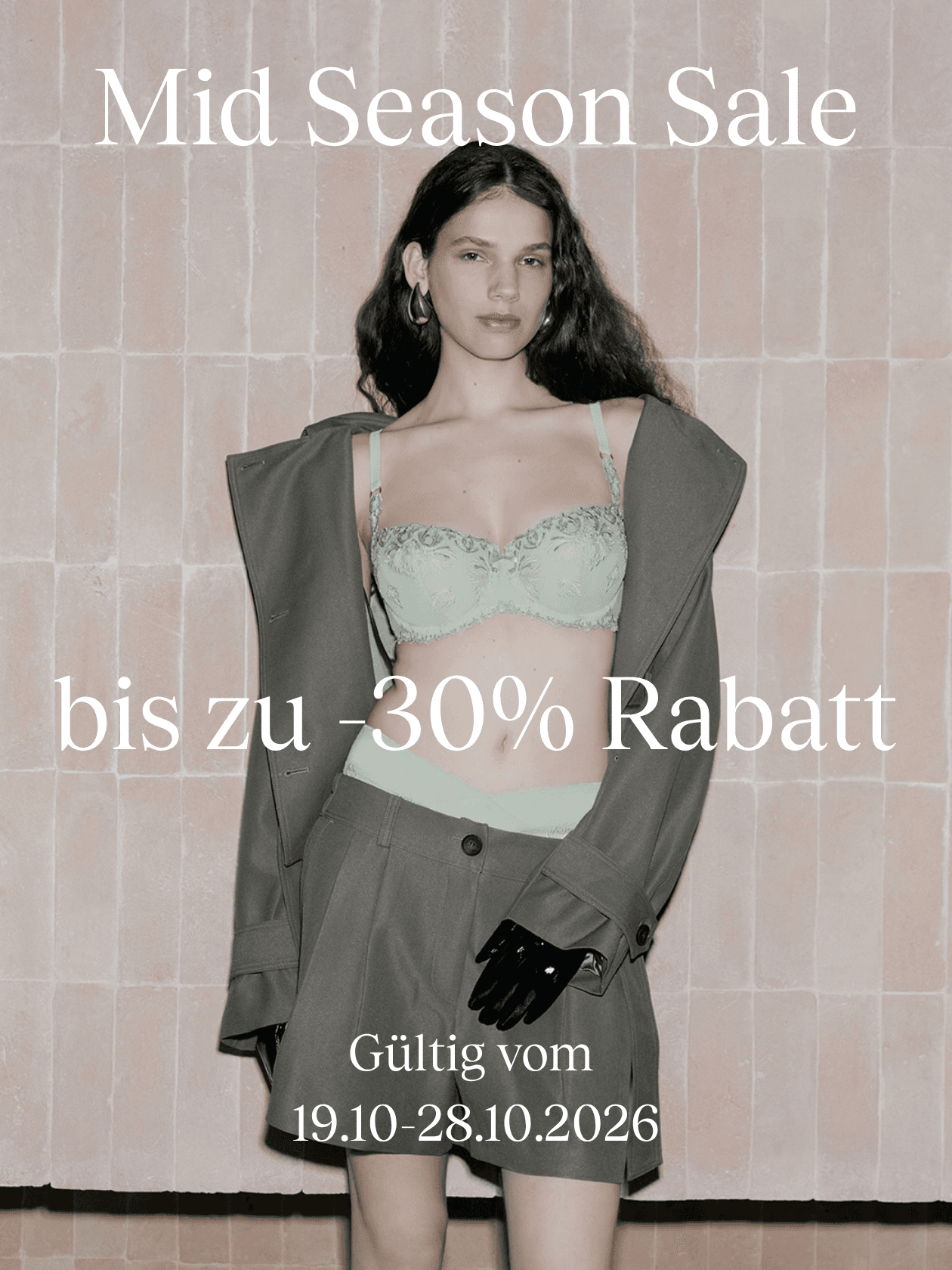 Woman in fashion ensemble with text overlay advertising a mid-season sale offering up to 30% off, valid from 19.10 to 28.10.2026.