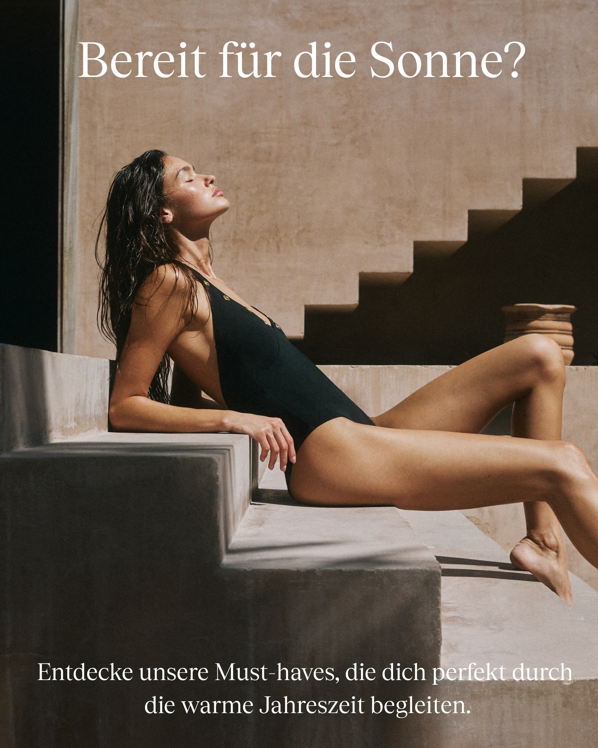 Woman in a black swimsuit lounging on concrete steps in the sun. German text reads "Bereit für die Sonne? Entdecke unsere Must-haves."
