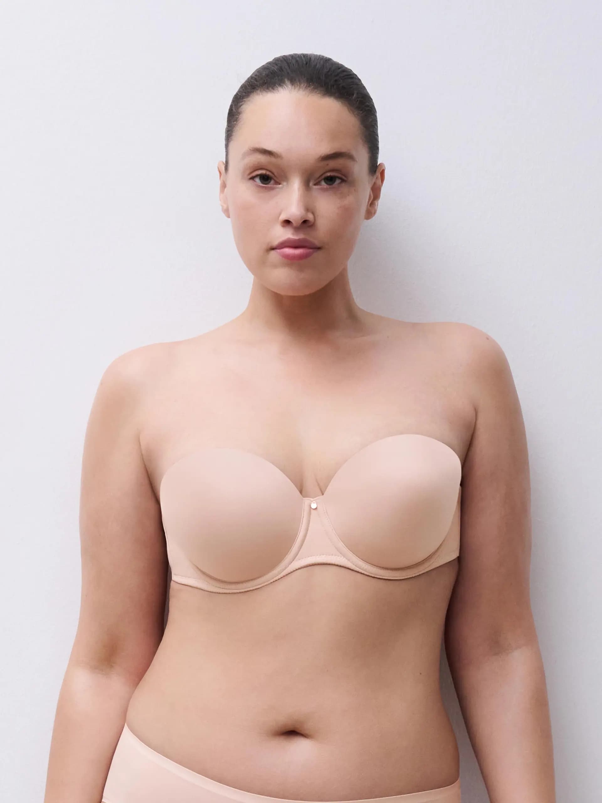 Person in einem nude bandeau BH