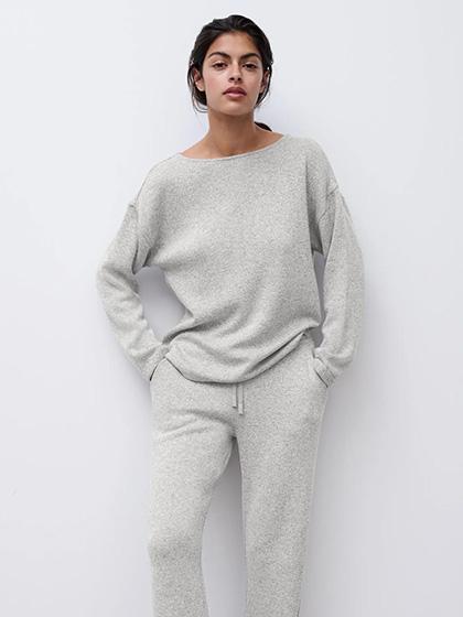 Grau in grauem Loungewear Anzug