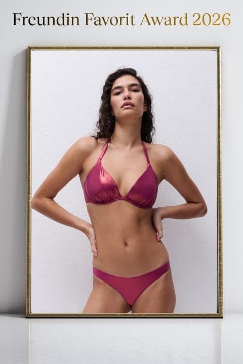 Framed award poster featuring a woman in a magenta bikini on a white background. Text reads "Freundin Favorit Award 2026."