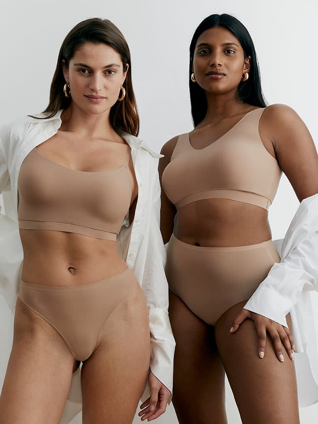 2 Models mit SoftStretch Bustiers und Unterteilen für Newsletter Anmeldung