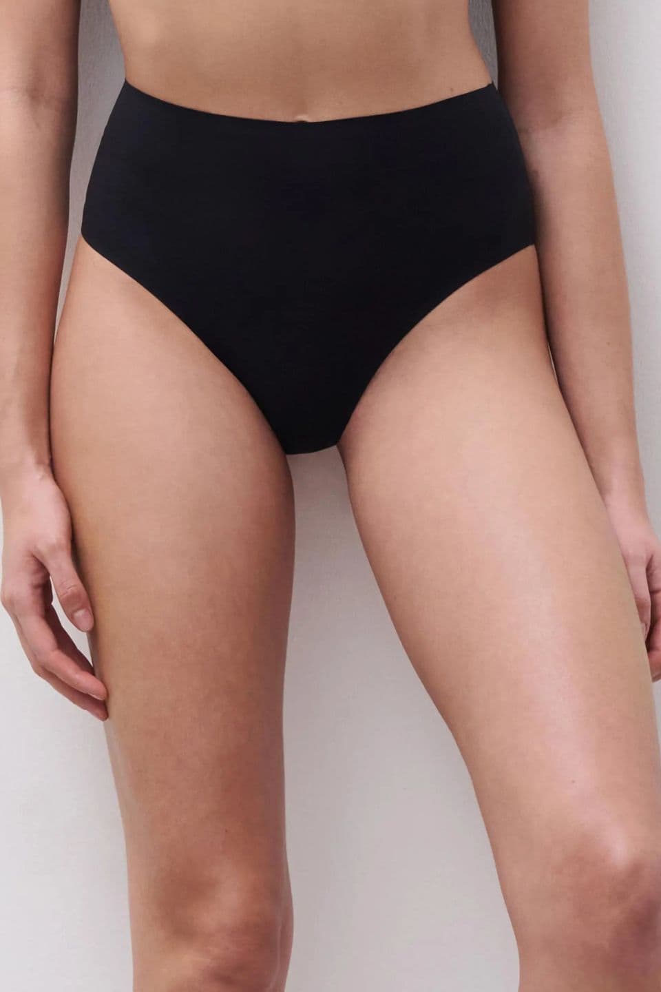 High-waisted seamless black panties offering a smooth, flattering fit and an effortlessly clean silhouette.
