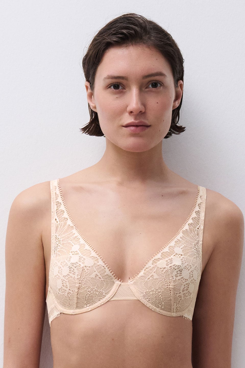 Frau im spitzenbezogenen Plunge BH