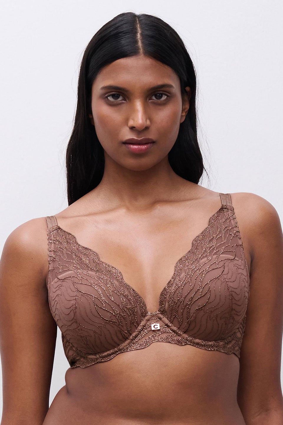 Frau im glitzernden Plunge BH