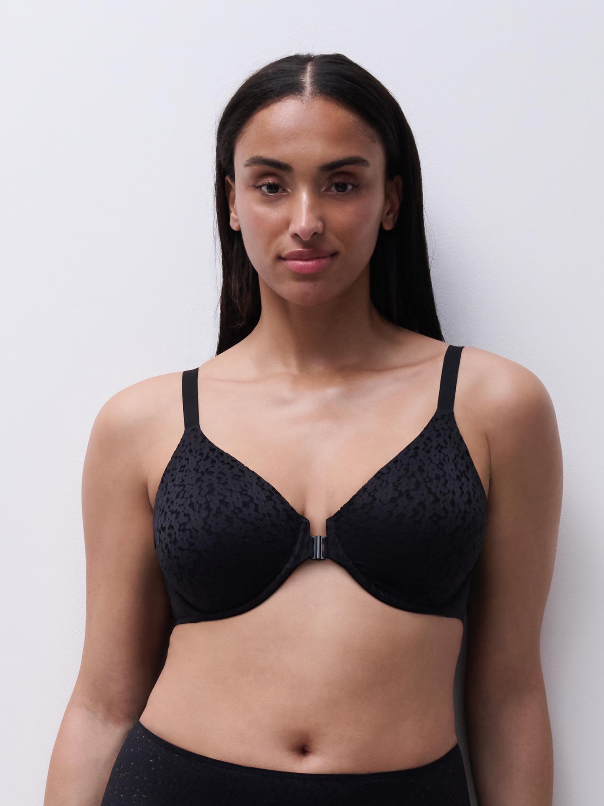 Molded full coverage bra with front opening